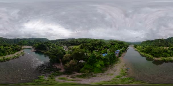 河流中的热带雨林穿过绿林覆盖着绿林和棕榈树 360 河在绿林中 菲律宾吕宋 — 图库视频影像
