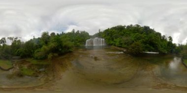 Yağmur ormanlarındaki şelale yukarıdan geliyor. VR 360. Dağ ormanında Tropikal Minik Şelale. Filipinler, Mindanao.