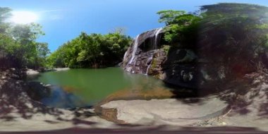 Yeşil bitki örtüsüyle çevrili tropikal bir ormanda şelale. Sera Ella Su Şelalesi, Sri Lanka. 360 Derece Görünüm.