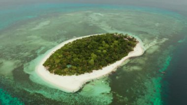 Tropikal adada mercan resifleriyle çevrili güzel bir sahil, üst manzara. Mantigue Adası. Kumsallı küçük bir ada. Yaz ve seyahat tatili konsepti, Camiguin, Filipinler, Mindanao