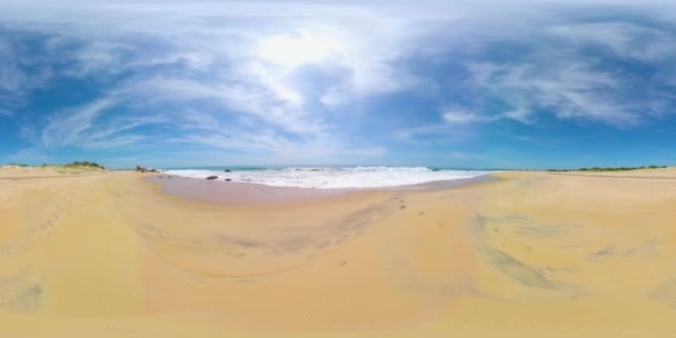 Piaszczysta Plaża Niebieski Ocean Plaża Wisky Point Pottuvil Sri Lanka — Wideo stockowe