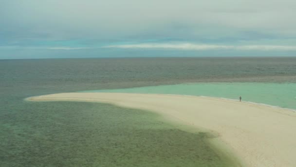 Чудовий Пляж Тропічному Острові Оточений Кораловим Рифом Піщаним Баром Туристами — стокове відео