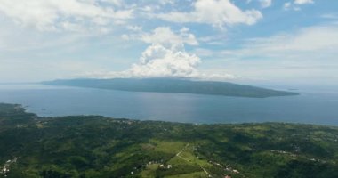 Negros adasının kıyıları ve dağlardan Cebu manzarası. Filipinler.