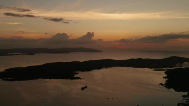 Tropikal adalar ve hava manzaralı koyu renkli günbatımı. Okyanusun üzerinde gün batımı. Siargao, Filipinler