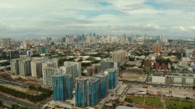 Manila şehrinde gökdelenler, modern binalar ve Makati iş merkezi, hava aracı. Seyahat tatili kavramı.
