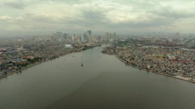 Manila şehrinde gökdelenler, modern binalar ve Makati iş merkezi, hava aracı. Seyahat tatili kavramı.