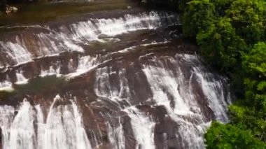 Kirindi Şelalesi tropikal ormandaki bir dağ geçidinde. Sri Lanka. Tropikal ormanda şelale.