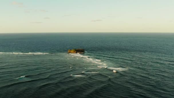 Seascape Błękitnym Oceanem Fale Wysp Skalistych Góry Duże Fale Upaść — Wideo stockowe