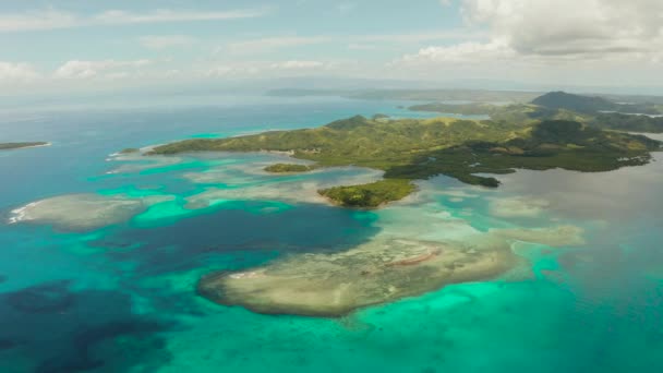 島は環礁と青い海の上からのサンゴ礁に囲まれています フィリピンのバカスの孫 夏と旅行の休暇のコンセプト — ストック動画