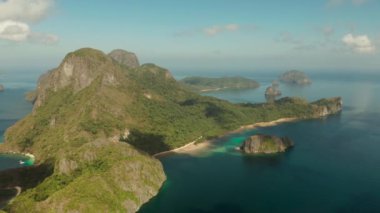 Tropikal körfezi, kayalık adaları, okyanus mavisi suyu olan hava manzaralı deniz manzarası. adalar ve dağlarla kaplı tropikal ormanlar. El nido, Filipinler, Palawan. Tropik Dağ Sırası