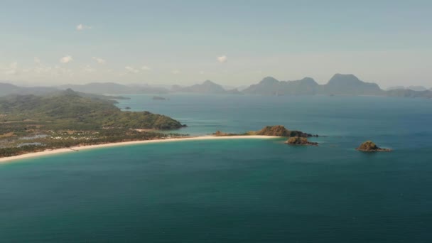 Légi Kilátás Tengerpart Trópusi Szigetekkel Hegyekkel Strandokkal Nacpan Nido Palawan — Stock videók