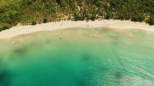 Vista Aérea Praia Areia Tropical Com Turistas Água Azul Nagtabon — Vídeo de Stock