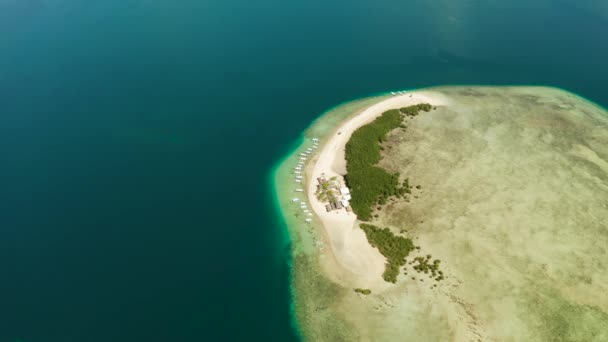 Wyspa Piaszczysta Plaża Turystami Bar Piaskiem Otoczony Rafą Koralową Błękitnym — Wideo stockowe