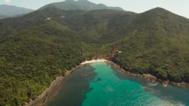 Koyda hava manzaralı güzel tropikal plaj mavi lagün ve turkuaz su ile çevrili yağmur ormanları. Palawan, Filipinler. Tropikal manzara. Deniz Burnu Adası ve berrak mavi su. Yaz