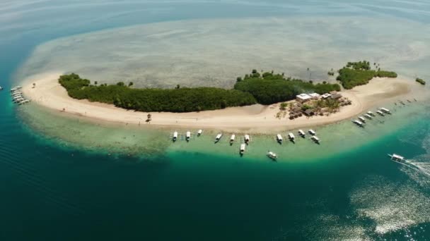 Gyönyörű Strand Trópusi Szigeten Körülvéve Korallzátonnyal Homokos Bár Turistákkal Honda — Stock videók