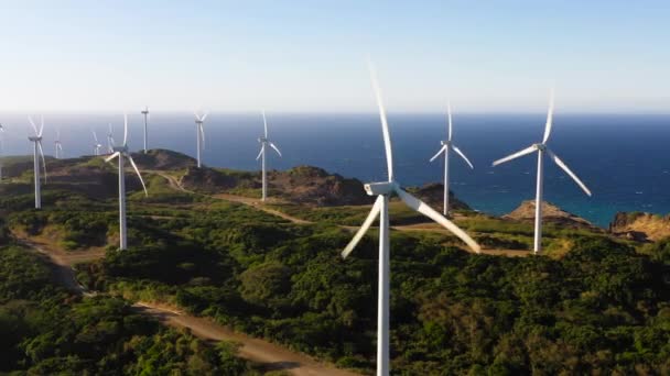 海岸线上的风力涡轮机 风力发电厂 海岸线上的风力涡轮机 风力发电厂 菲律宾 — 图库视频影像