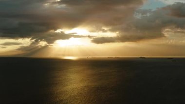 Manila Körfezi 'nden gün batımında gökyüzünün güzelliği. Yaz ve seyahat tatil konsepti.