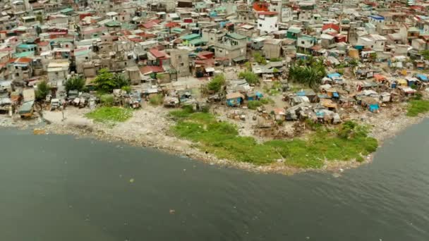 Slum Med Skjul Lokala Invånare Och Flodbanken Nedskräpade Med Skräp — Stockvideo