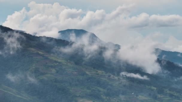 日落时被雾和云彩覆盖的山脉 Negros 菲律宾 — 图库视频影像