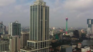 Colombo şehri ve Lotus Kulesi 'nin havadan görünüşü. Sri Lanka.