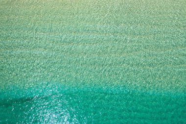 Şeffaf turkuaz deniz suyu, doğal arka plan. Dalgalanan deniz mavi su manzarası.