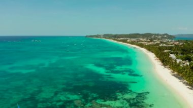 Turistli tropik plaj ve açık mavi deniz manzaralı. Yaz ve seyahat tatili konsepti. Boracay, Filipinler