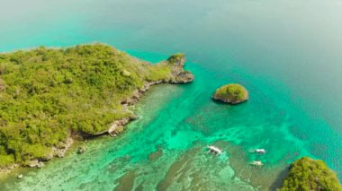 Kayalık ada ve mercan resifli turkuaz göl, Boracay, Filipinler. Yaz ve seyahat tatil konsepti.