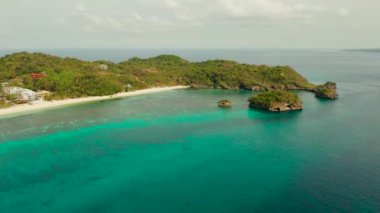 Boracay, Filipinler, Ilig Iligan Sahili 'ndeki tropikal tatil beldesinde kumsal ve turkuaz su. Yaz ve seyahat tatil konsepti.
