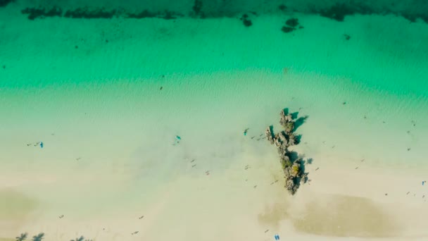 Bílá Pláž Boracay Lidé Plavou Tyrkysovém Azurovém Moři Poblíž Skály — Stock video