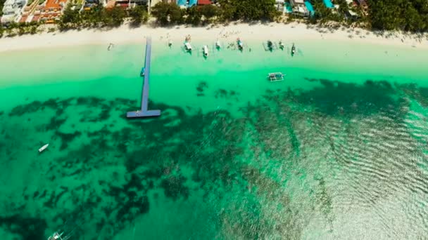 観光客や澄んだ青い海 トップビューと熱帯ビーチ 夏と旅行の休暇のコンセプト フィリピンのボラカイ島 — ストック動画
