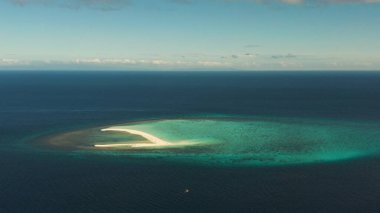 Tropikal beyaz ada ve turistlerle dolu kumlu plaj mercan resifleri ve mavi deniz, hava manzarası. Sandbar Atoll 'da. Kum çubuğu ve mercan kayalıkları olan bir ada. Yaz ve seyahat tatili konsepti, Camiguin