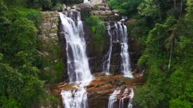 Aşağı Ramboda Şelalesi 'nin yeşil ormandaki hava manzarası. Tropik dağ ormanlarında şelale. Sri Lanka.