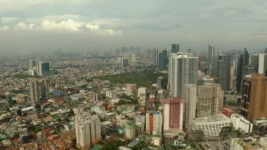 Manila şehrinde gökdelenler, modern binalar ve Makati iş merkezi, hava aracı. Seyahat tatili kavramı.