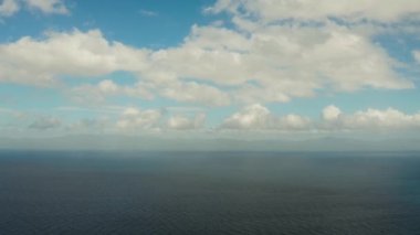 Bulutlu havada deniz manzaralı, hava manzaralı. Su bulutu arkaplanı. Gökyüzüne karşı küçük dalgalarla mavi deniz suyu.