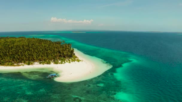 Tropik Manzara Güzel Plajı Olan Küçük Bir Ada Yukarıdan Turkuaz — Stok video
