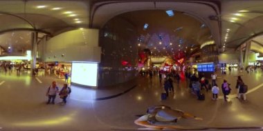 DOHA, Katar - 19 Şubat 2020 Hamad Uluslararası Havalimanı DOH terminaline aktarılan metro yolcuları. 360VR. Ulusal havayolu şirketi Katar Airways QR 'nin merkezidir..