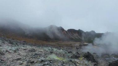 Sülfürik gaz yayan fümerollü aktif Sibayak volkanı. Sumatra, Endonezya.