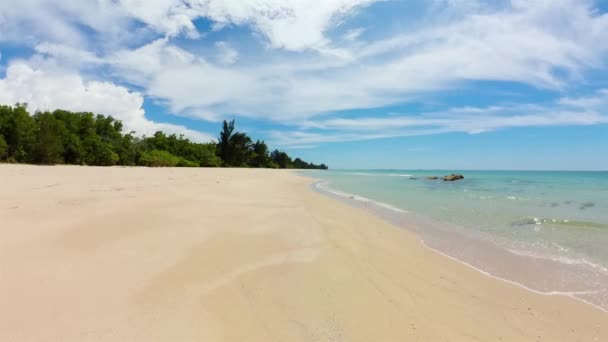 Playa Arena Surf Mar Con Olas Borneo Malasia Playa Tindakon — Vídeo de stock