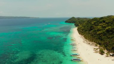 Boracay, Puka deniz kabuğu sahili, Filipinler hava manzaralı tropikal tatil beldesinde kum plajı ve turkuaz su. Turistlerle dolu beyaz plaj. Yaz ve seyahat tatil konsepti.