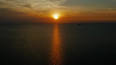 Gün batımında denizin üzerinde renkli parlak bulutlar, hava manzarası. Okyanusun üzerinde gün batımı. Boracay, Filipinler. Deniz manzarası, yaz ve tatil konsepti