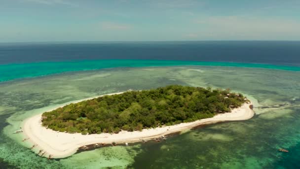 Pequeña Isla Tropical Atolón Con Hermosa Playa Arena Rodeada Arrecifes — Vídeo de stock