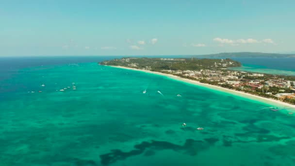 Концепція Подорожі Піщаний Тропічний Пляж Готелями Туристами Біля Блакитної Лагуни — стокове відео