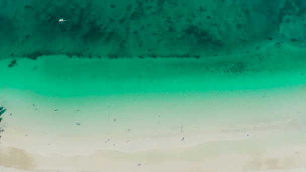 旅行のコンセプト 上からラグーンの観光客や紺碧の水と砂浜 テキストのためのスペースをコピーします 波と熱帯のビーチと海 夏と旅行の休暇のコンセプト — ストック動画