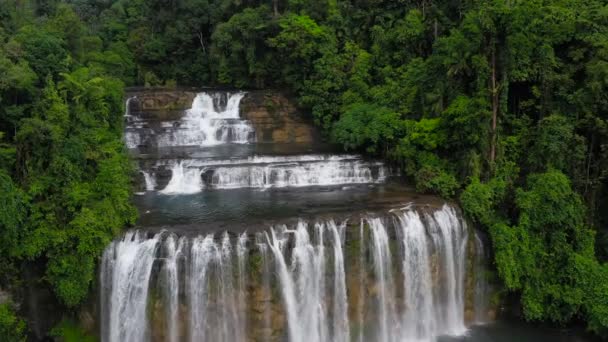 Widok Lotu Ptaka Wodospady Tinuy Falls Górskim Wąwozie Tropikalnej Dżungli — Wideo stockowe