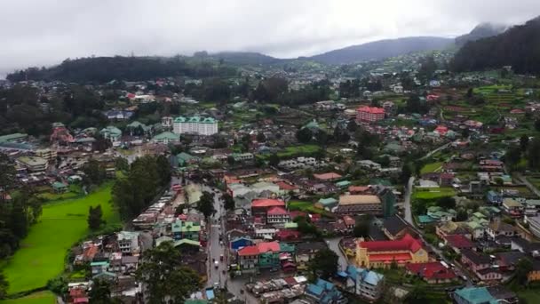 ヌワラ エリヤの町の山の斜面にある家屋や建物の空中ドローン スリランカ — ストック動画