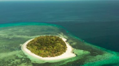 Tropik ada Mantigue ve kumlu plaj mercan resifleri ve mavi deniz ile çevrili, hava manzaralı. Kumsallı küçük bir ada. Yaz ve seyahat tatili konsepti, Camiguin Filipinleri Mindanao