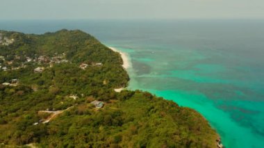 Boracay, Filipinler 'de turkuaz suyu olan bir gölde tropik beyaz kum plajı, hava aracı. Tropikal adada sahili olan deniz burnu. Yaz ve seyahat tatil konsepti.