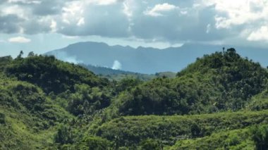 Yeşil orman ve bulutlu dağlar ve tepeler. Zenciler, Filipinler