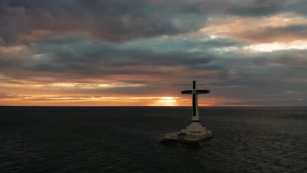 Katholieke Kruis Gezonken Begraafplaats Zee Bij Zonsondergang Antenne Drone Kleurrijke — Stockvideo