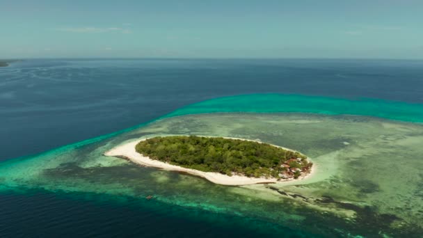Île Tropicale Plage Sable Entourée Atoll Récif Corallien Mer Bleue — Video